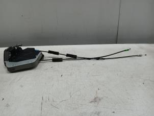 Begagnade Dörrlåsmekanism, 4-dörrars, höger fram Toyota Avensis Pris € 17,50 Marginaltabell erbjuds av Van der Ven Autorecycling B.V.