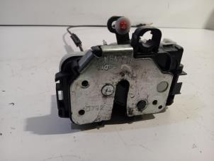 Begagnade Dörrlåsmekanism, 4-dörrars, höger fram Fiat 500 Pris € 20,00 Marginaltabell erbjuds av Van der Ven Autorecycling B.V.