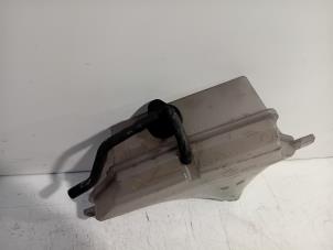 Gebruikte Koelvloeistof Reservoir Mazda CX-5 Prijs € 50,00 Margeregeling aangeboden door Van der Ven Autorecycling B.V.