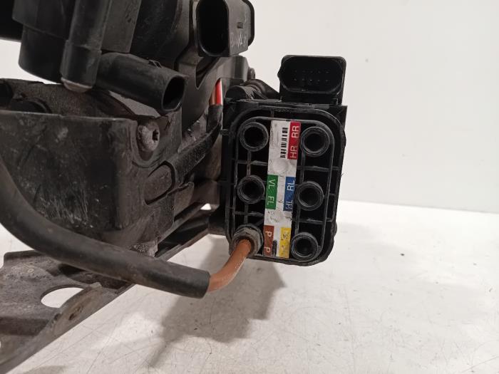 Luchtpomp (Vering) van een Mercedes C-Klasse 2016