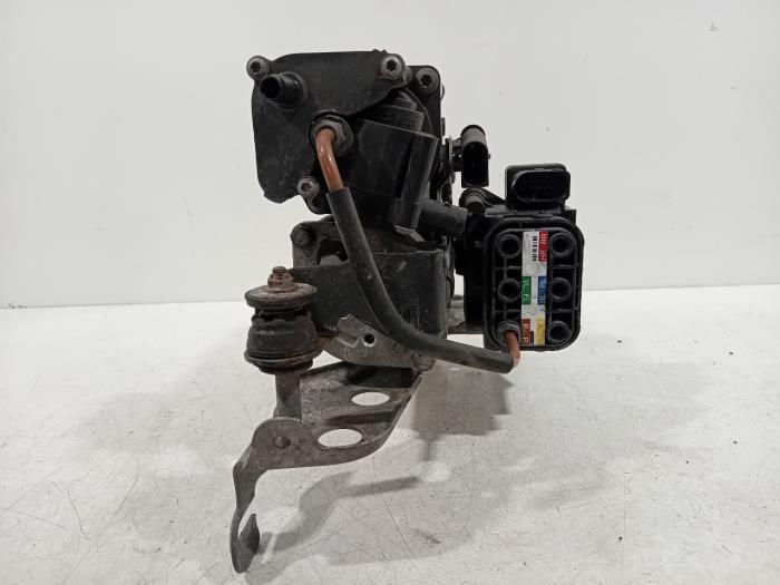 Luchtpomp (Vering) van een Mercedes C-Klasse 2016