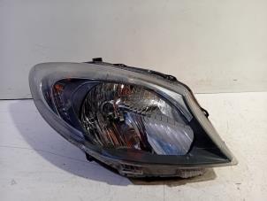 Używane Reflektor prawy Mercedes Citan Cena € 215,00 Procedura marży oferowane przez Van der Ven Autorecycling B.V.