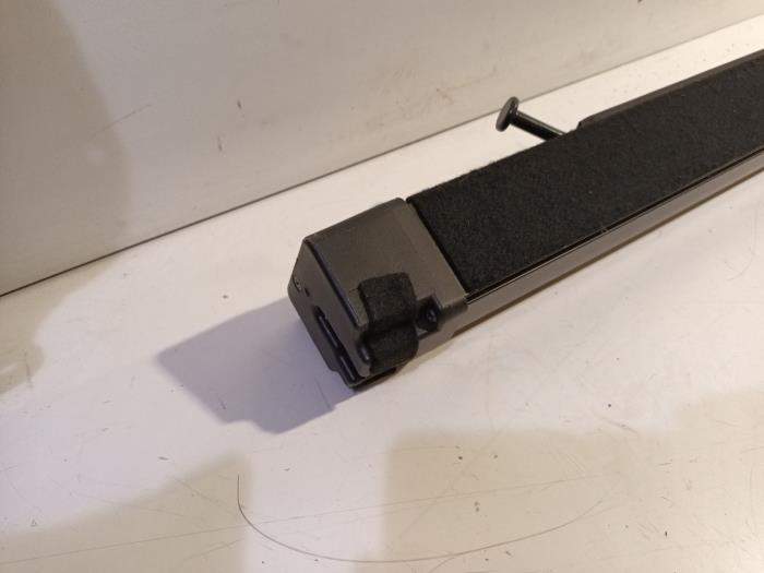 Bagagehylla från en Mazda 6. 2010