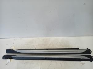 Begagnade Sidokjol, vänster + höger Volkswagen Taigo Pris € 150,00 Marginaltabell erbjuds av Van der Ven Autorecycling B.V.