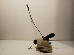 Gebruikte Deurslot Mechaniek 4Deurs rechts-voor Volkswagen Transporter Prijs € 30,00 Margeregeling aangeboden door Van der Ven Autorecycling B.V.