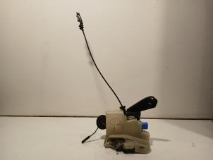 Gebruikte Deurslot Mechaniek 4Deurs rechts-voor Volkswagen Transporter Prijs € 30,00 Margeregeling aangeboden door Van der Ven Autorecycling B.V.