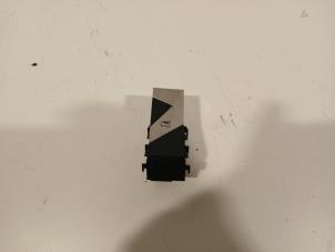 Gebruikte Elektrisch Raam Schakelaar DS Automobiles DS3 Crossback Prijs € 40,00 Margeregeling aangeboden door Van der Ven Autorecycling B.V.