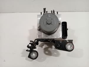 Używane Pompa ABS Ford Mondeo Cena € 30,00 Procedura marży oferowane przez Van der Ven Autorecycling B.V.