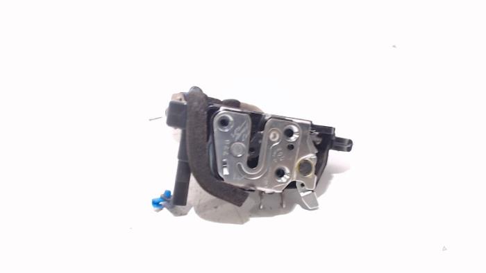 Dörrlåsmekanism, 4-dörrars, vänster fram från en Nissan X-Trail 2010