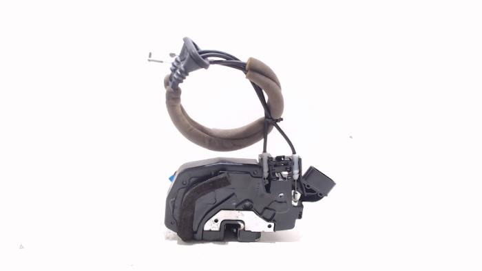 Dörrlåsmekanism, 4-dörrars, vänster fram från en Nissan X-Trail 2010