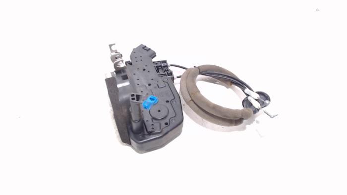 Dörrlåsmekanism, 4-dörrars, vänster fram från en Nissan X-Trail 2010