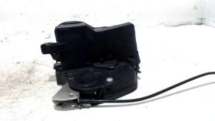 Begagnade Dörrlåsmekanism, 4-dörrars, vänster fram BMW 7-Serie Pris € 65,00 Marginaltabell erbjuds av Van der Ven Autorecycling B.V.