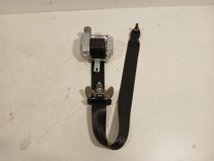 Begagnade Främre säkerhetsbälte, vänster Kia Picanto Pris € 125,00 Marginaltabell erbjuds av Van der Ven Autorecycling B.V.