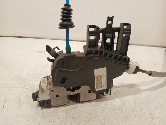 Dörrlåsmekanism, 4-dörrars, vänster bak från en Mercedes A-Klasse 2013