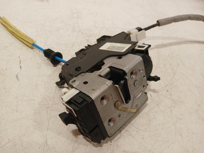 Dörrlåsmekanism, 4-dörrars, vänster bak från en Mercedes A-Klasse 2013