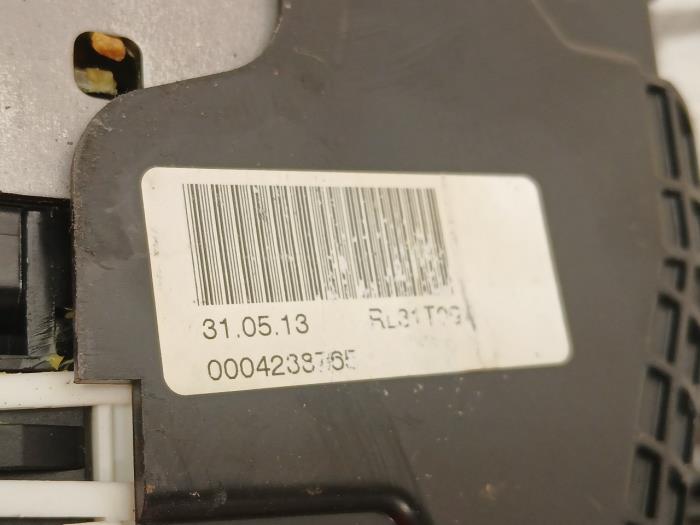 Dörrlåsmekanism, 4-dörrars, vänster bak från en Mercedes A-Klasse 2013