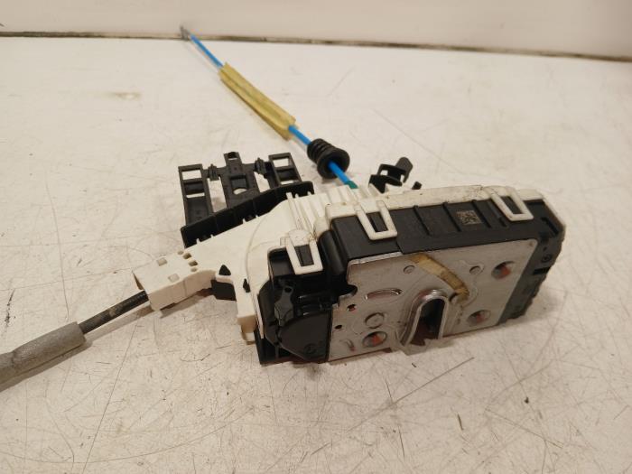 Dörrlåsmekanism, 4-dörrars, vänster bak från en Mercedes A-Klasse 2013