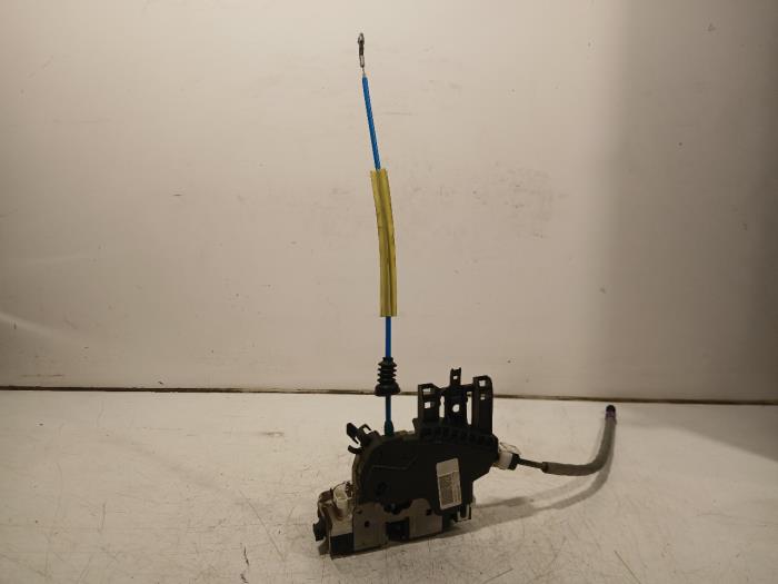 Dörrlåsmekanism, 4-dörrars, vänster bak från en Mercedes A-Klasse 2013