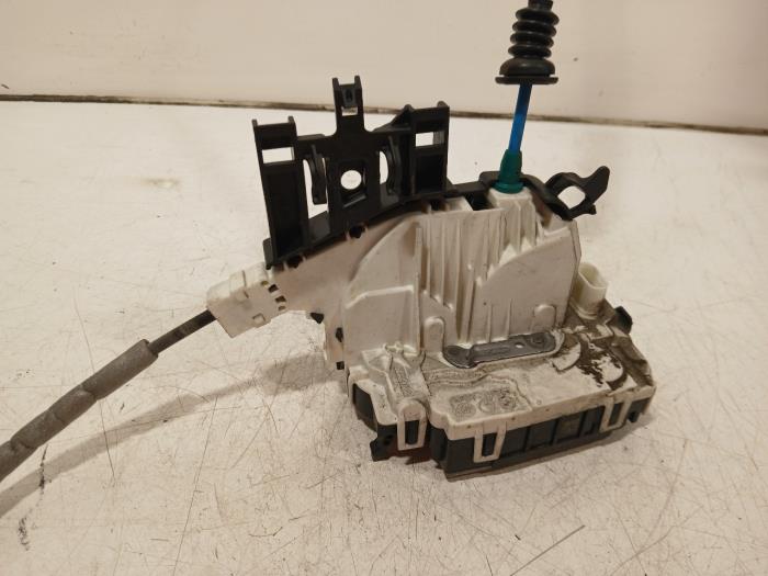 Dörrlåsmekanism, 4-dörrars, vänster bak från en Mercedes A-Klasse 2013