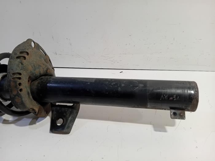 Stötdämparstång, höger fram från en Seat Leon 2016