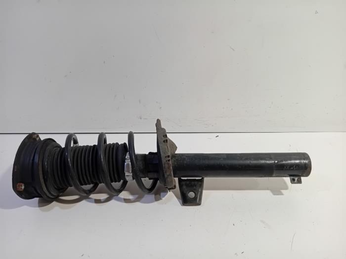 Stötdämparstång, höger fram från en Seat Leon 2016