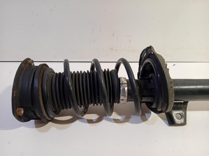 Stötdämparstång, höger fram från en Seat Leon 2016