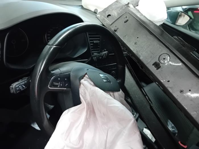 Stötdämparstång, höger fram från en Seat Leon 2016