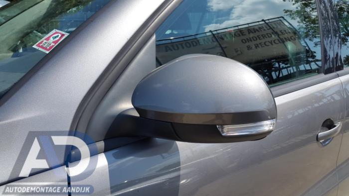 Skärmspegel, vänster från en Volkswagen Tiguan (5N1/2) 2.0 TDI 16V 4Motion 2009
