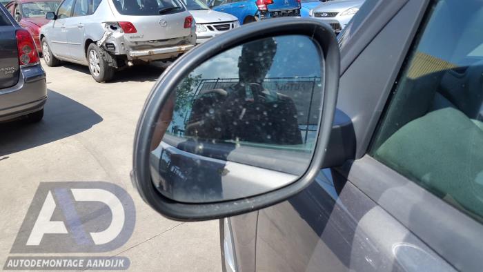 Skärmspegel, vänster från en Volkswagen Tiguan (5N1/2) 2.0 TDI 16V 4Motion 2009