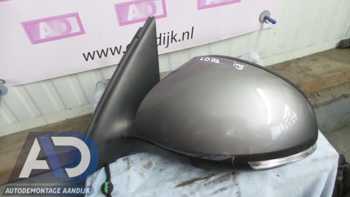 Skärmspegel, vänster från en Volkswagen Tiguan (5N1/2) 2.0 TDI 16V 4Motion 2009