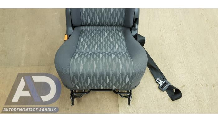 Stoel achter van een Volkswagen Sharan (7M8/M9/M6) 1.9 TDI 115 2003