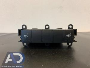 Begagnade Sätesvärmebrytare Mercedes A (W169) 2.0 A-180 CDI 16V 3-Drs. Pris € 19,99 Marginaltabell erbjuds av Autodemontage Aandijk