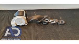 Begagnade Bakre säkerhetsbälte, höger Peugeot 108 1.2 VTi 12V Pris € 34,99 Marginaltabell erbjuds av Autodemontage Aandijk