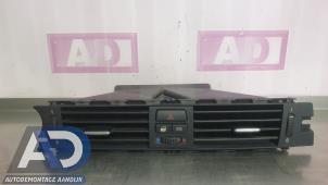 Używane Kratka wentylacyjna deski rozdzielczej BMW 3 serie Touring (E91) 318d 16V Cena € 29,99 Procedura marży oferowane przez Autodemontage Aandijk