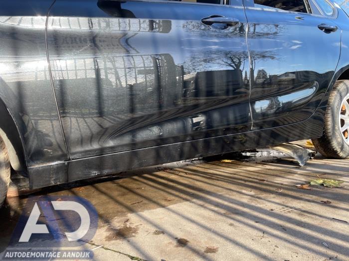 Sideskirt links van een BMW 2 serie Active Tourer (F45) 218i 1.5 TwinPower Turbo 12V 2016
