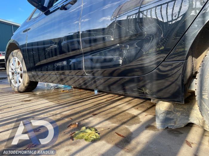 Sideskirt links van een BMW 2 serie Active Tourer (F45) 218i 1.5 TwinPower Turbo 12V 2016