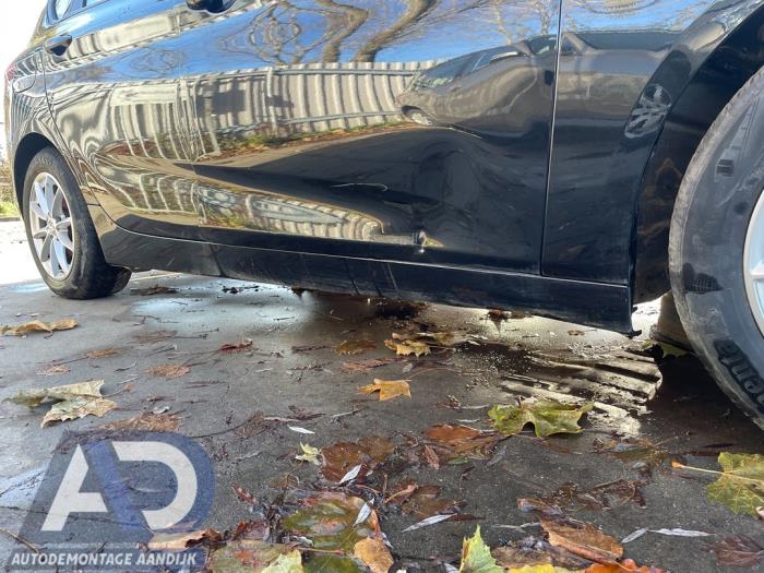 Zijskirt rechts van een BMW 2 serie Active Tourer (F45) 218i 1.5 TwinPower Turbo 12V 2016