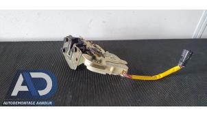 Gebruikte Slotmechaniek Portier 4Deurs links-achter Kia Sorento I (JC) 2.5 CRDi 16V VGT Prijs € 29,99 Margeregeling aangeboden door Autodemontage Aandijk