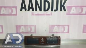 Gebruikte Alarmlicht Schakelaar Mercedes C (W203) 2.2 C-220 CDI 16V Prijs € 34,99 Margeregeling aangeboden door Autodemontage Aandijk