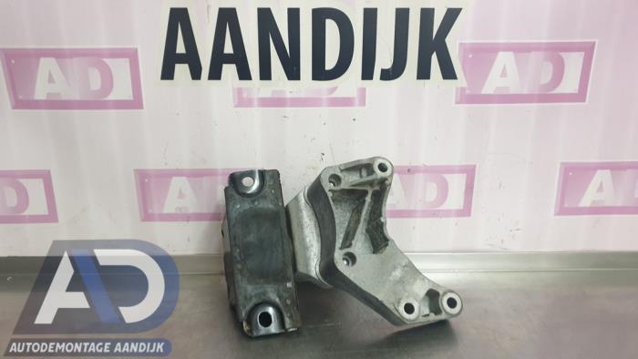 Fäste, växellåda från en Opel Corsa E 1.2 16V 2016