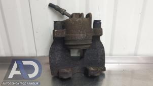 Begagnade Främre bromsok, vänster Volvo V70 (SW) 2.4 T 20V AWD Pris € 34,99 Marginaltabell erbjuds av Autodemontage Aandijk