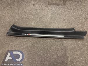 Begagnade Instegslist, höger Audi TT (8J3) 2.0 TFSI 16V TTS Quattro Pris € 39,99 Marginaltabell erbjuds av Autodemontage Aandijk