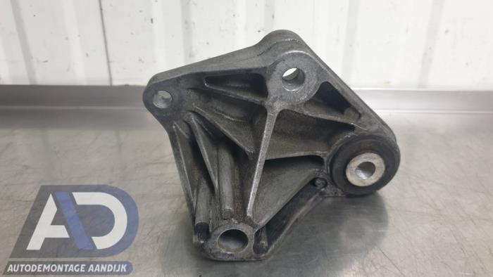 Fäste, växellåda från en Volvo V40 (MV) 1.6 D2 2014