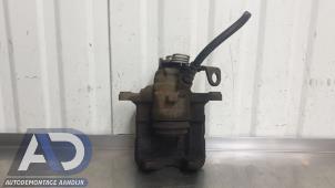 Używane Zacisk hamulcowy prawy tyl Opel Vivaro 1.6 CDTI 90 Cena € 48,39 Z VAT oferowane przez Autodemontage Aandijk