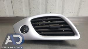 Używane Kratka wentylacyjna deski rozdzielczej Renault Scénic III (JZ) 2.0 dCi 16V Autom. Cena € 19,99 Procedura marży oferowane przez Autodemontage Aandijk