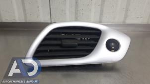 Używane Kratka wentylacyjna deski rozdzielczej Renault Scénic III (JZ) 2.0 dCi 16V Autom. Cena € 19,99 Procedura marży oferowane przez Autodemontage Aandijk