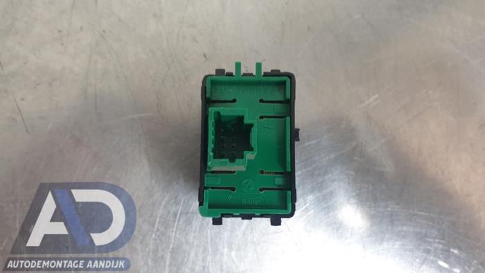 ASR-brytare från en Renault Clio IV (5R) 0.9 Energy TCE 90 12V 2017