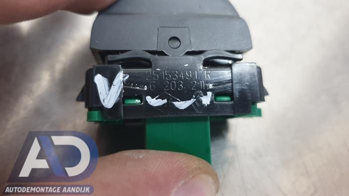 ASR-brytare från en Renault Clio IV (5R) 0.9 Energy TCE 90 12V 2017