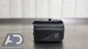 Begagnade ASR-brytare Renault Clio IV (5R) 0.9 Energy TCE 90 12V Pris € 9,99 Marginaltabell erbjuds av Autodemontage Aandijk