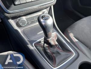 Gebruikte Versnellingspook Mercedes A (W176) 1.6 A-180 16V Prijs € 49,99 Margeregeling aangeboden door Autodemontage Aandijk